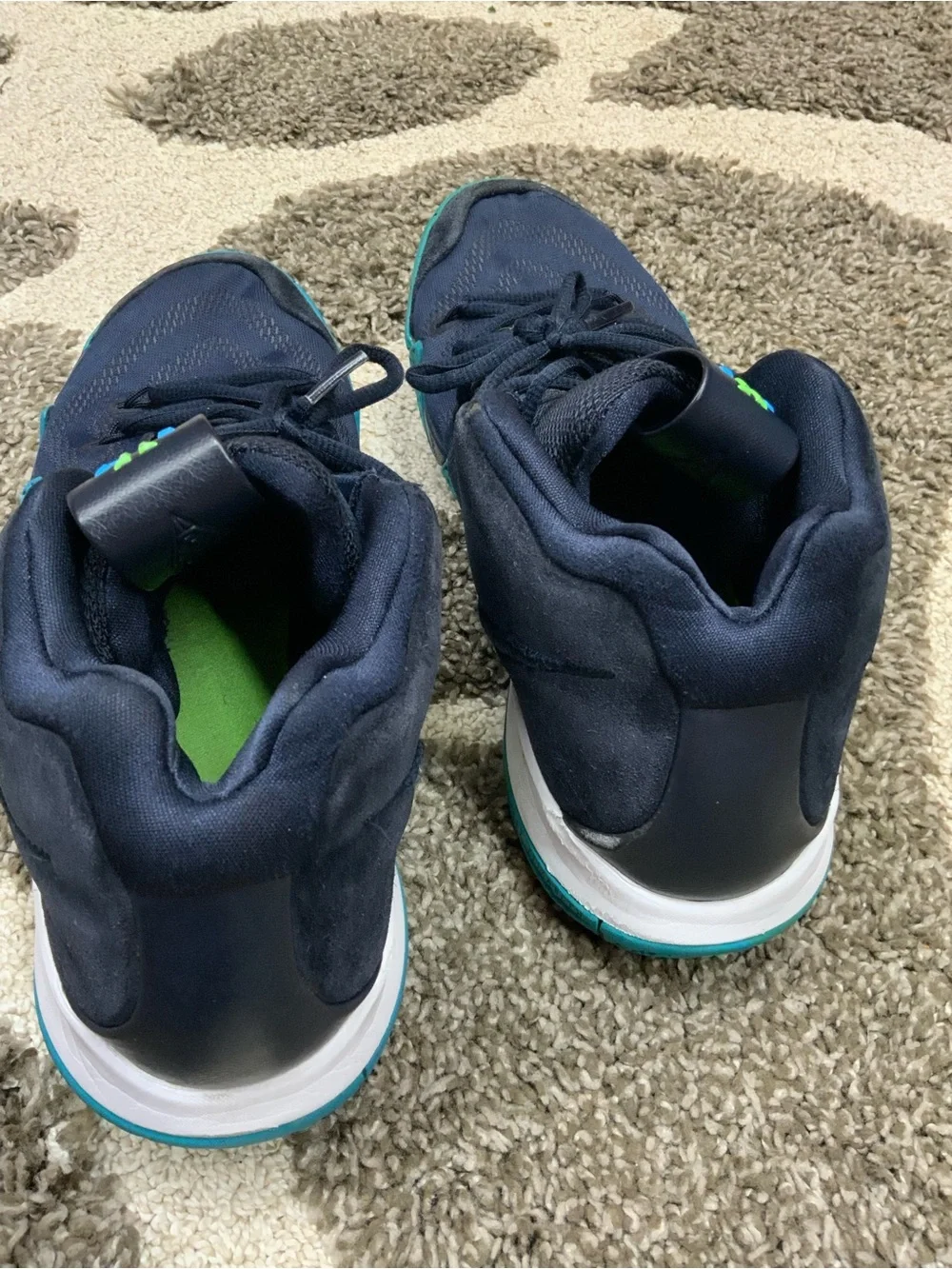 Nike Kyrie 4 Basketball Shoes – Men’s Size 11